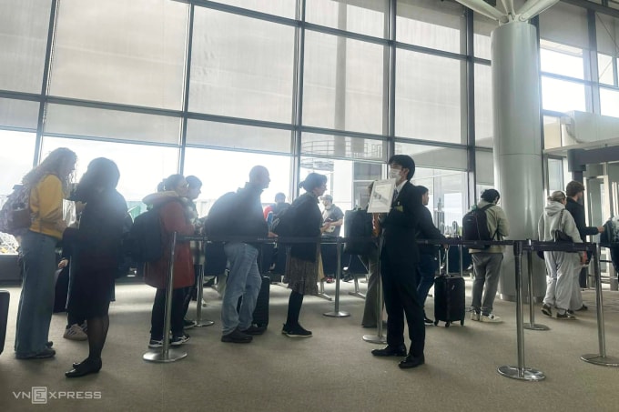 Hành khách sang châu Âu quá cảnh tại sân bay Nhật Bản. Ảnh: Phương Thanh