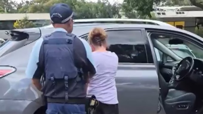 Nữ tài xế say rượu bị bắt tại hiện trường. Ảnh: 9News