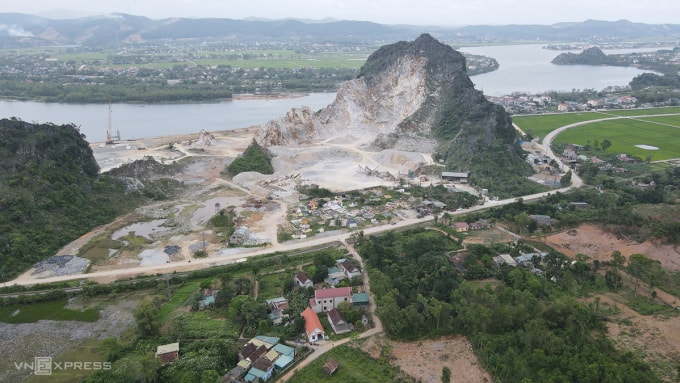 Mỏ đá của Công ty cổ phần 207 nổ mìn vắng trúng nhà dân. Ảnh: Đắc Thành