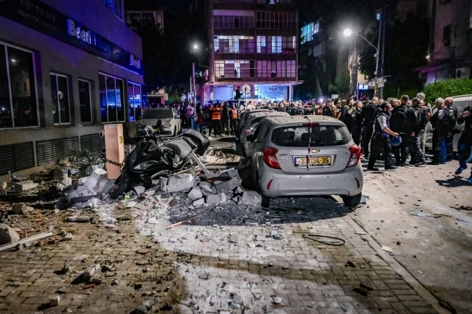 Hiện trường vụ không kích khiến hai người thiệt mạng ở Ramat Gan, miền trung Israel, rạng sáng 18/3. Ảnh: ToI