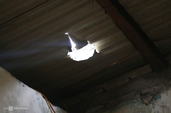 Đá rơi thủng mái tôn nhà dân. Ảnh: Đắc Thành