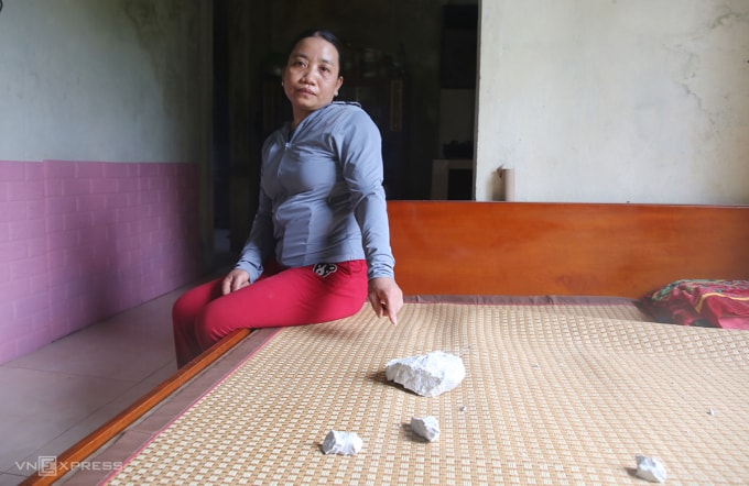 Đá xuyên thủng mái nhà rơi xuống giường bà Nga. Ảnh: Đắc Thành