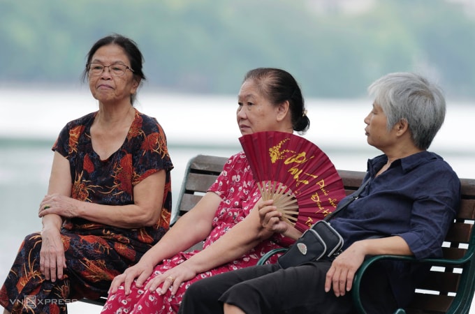 Người cao tuổi Hà Nội thư giãn bên Hồ Gươm. Ảnh: Ngọc Thành