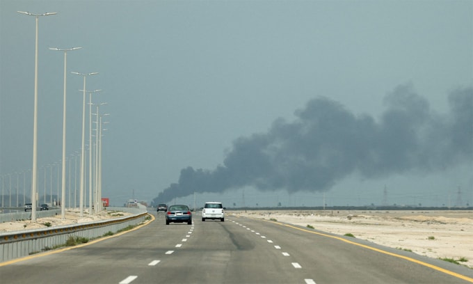 Khói bốc lên sau khi UAV đánh trúng nhà máy lọc dầu Ras Tanura, Arab Saudi ngày 3/2. Ảnh: Reuters