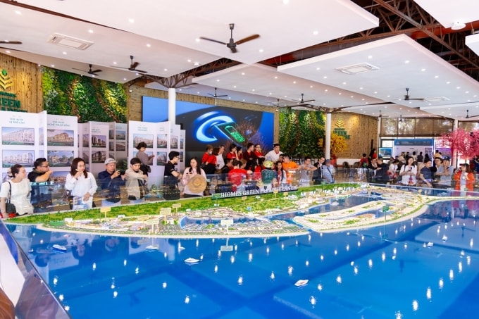 Khách hàng tham quan sa bàn dự án của Vinhomes. Ảnh: Vinhomes