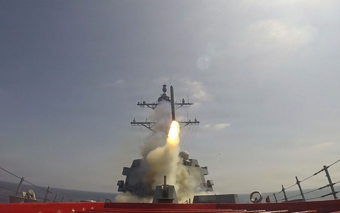 Tàu khu trục mang tên lửa dẫn đường USS Frank E. Petersen Jr. phóng tên lửa Tomahawk từ một địa điểm không được tiết lộ hôm 28/2. Ảnh: Hải quân Mỹ