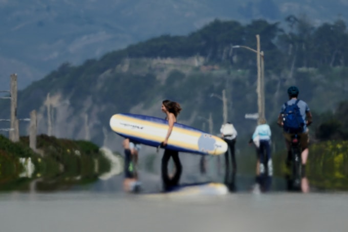 Khí nóng bốc lên từ mắt đường Great Highway ở San Francisco, bang California, ngày 17/3. Ảnh: AP