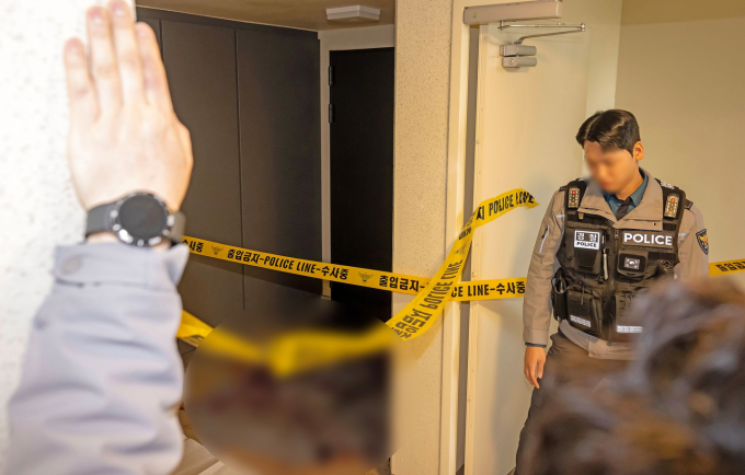 Cảnh sát điều tra hiện trường án mạng tại tòa nhà chung cư ở quận Busanjin, Busan, ngày 17/3. Ảnh: News1