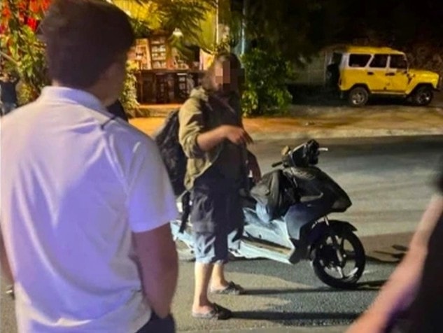 Du khách nước ngoài đi xe mô tô tại hiện trường xảy ra vụ việc. Ảnh: Người dân cung cấp