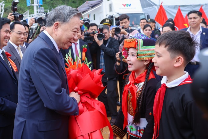 Học sinh tại điểm cầu trường phổ thông nội trú tiểu học và trung học cơ sở Đồng Đăng, Lạng Sơn tặng hoa Tổng Bí thư Tô Lâm. Ảnh: Nhật Bắc