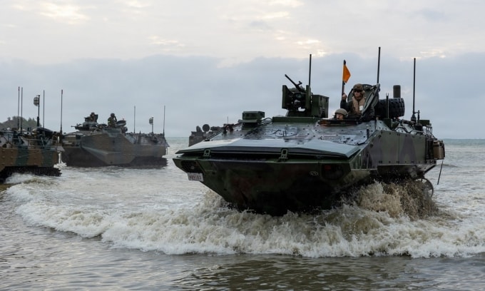 Thủy quân lục chiến Mỹ vận hành xe chiến đấu lội nước cùng các thành viên Lực lượng Phòng vệ Mặt đất Nhật Bản trong cuộc tập trận Iron Fist 26 tại Kushi Crossing, Okinawa, hôm 4/3. Ảnh: U.S. Marine Corps