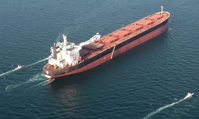 Các xuồng Vệ binh Cách mạng Hồi giáo Iran di chuyển quanh một tàu chở dầu trong cuộc diễn tập trên eo biển Hormuz ngày 17/2. Ảnh: AFP