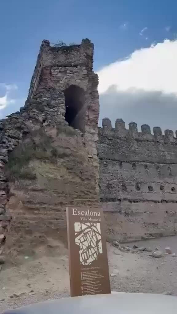 Lâu đài cổ hơn 600 năm sụp đổ trước mặt du khách