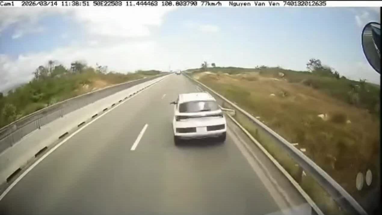 Xe tải tông ôtô dừng trên cao tốc, hai mẹ con tử vong