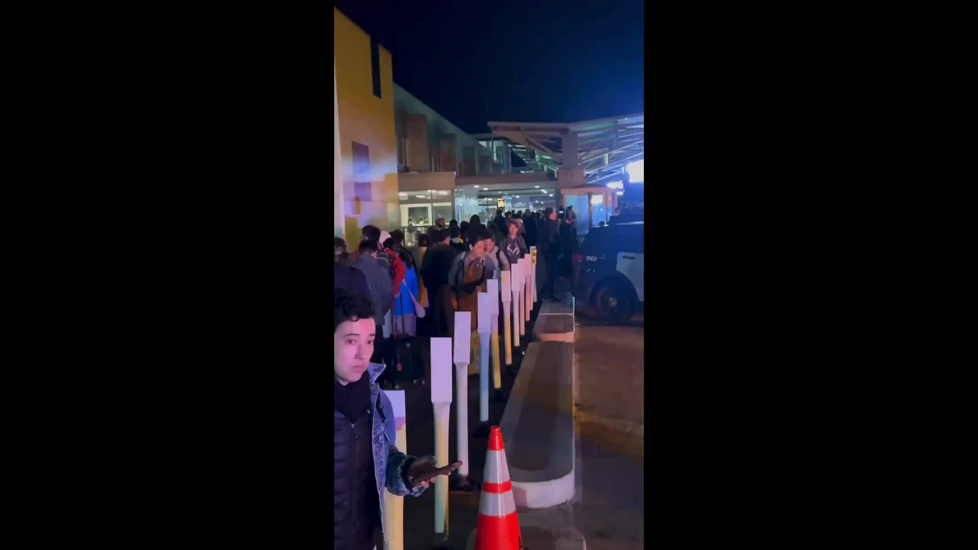 Hàng dài hành khách xếp hàng chờ kiểm tra an ninh ở Austin