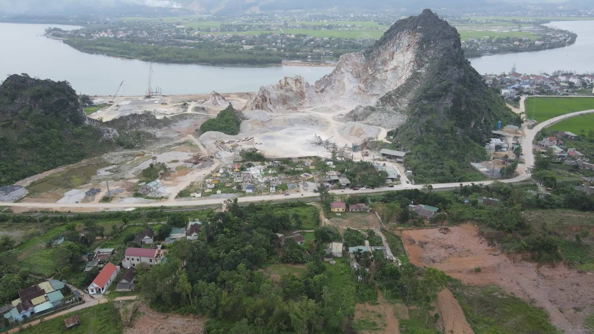 Nhiều nhà dân bị thủng mái do nổ mìn khai thác đá