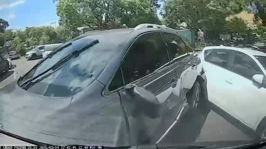 Nữ tài xế say xỉn lùi xe điên cuồng trong bãi đỗ