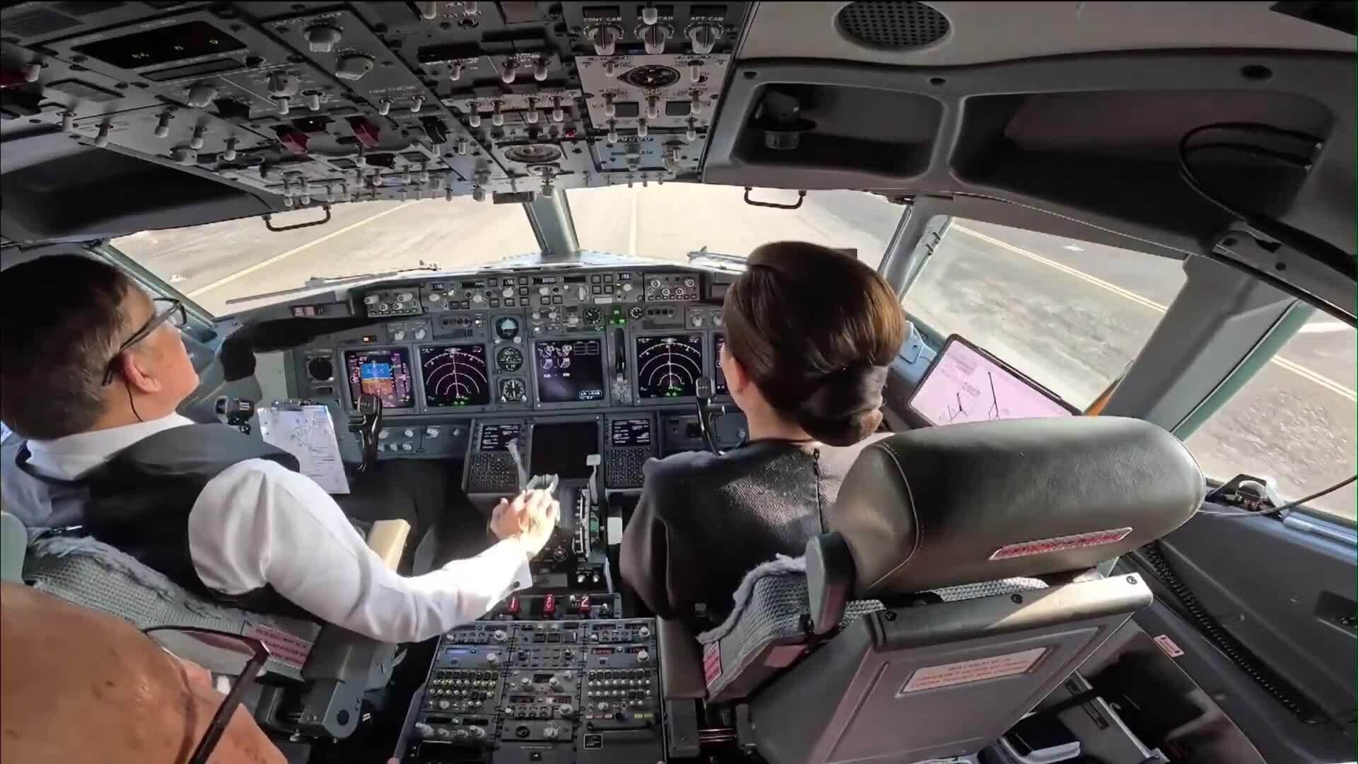 Vua Thái Lan tự điều khiển chuyên cơ hạ cánh khi thăm Lào