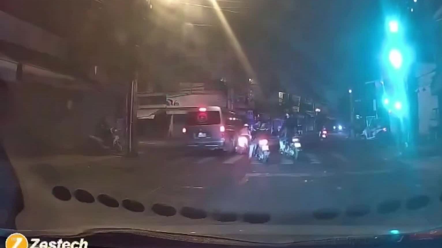 Xe cứu thương xô ngã người đi xe máy rồi bỏ đi