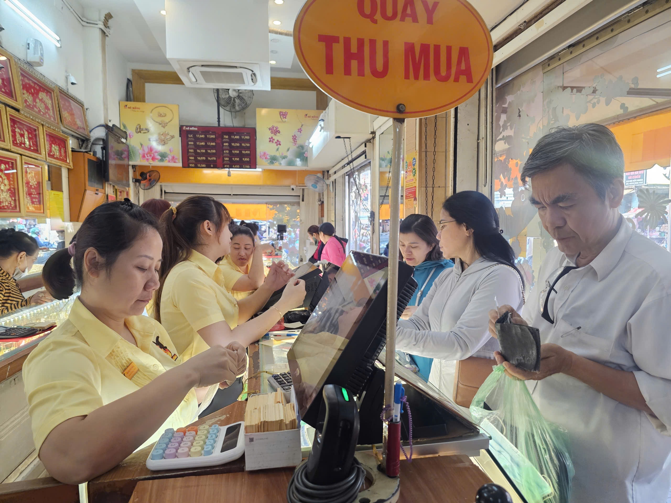 Giá vàng giảm mạnh , người dân TPHCM đổ xô mua vàng trong năm 2026 - Ảnh 2.