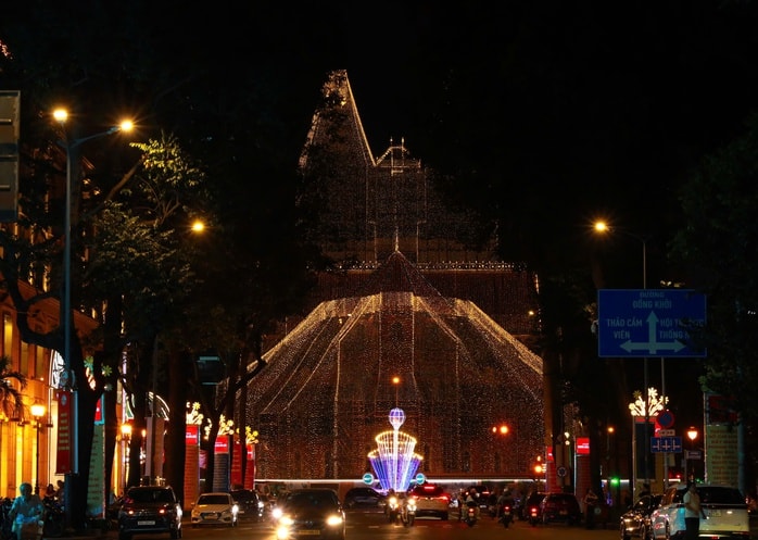 Thay cặp Thánh giá ở Nhà thờ Đức Bà Sài Gòn bằng thép nguyên khối mạ vàng- Ảnh 1. Thay cặp Thánh giá ở Nhà thờ Đức Bà Sài Gòn bằng thép nguyên khối mạ vàng- Ảnh 1.