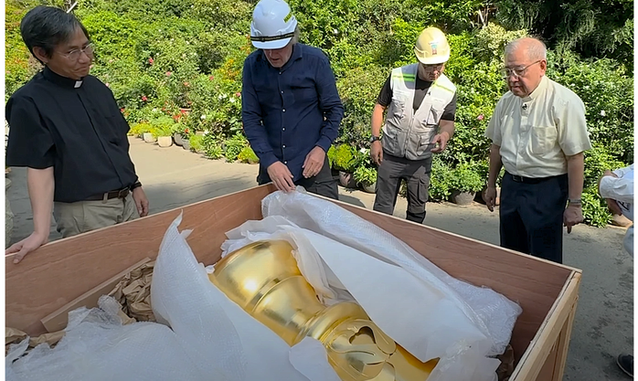 Thay cặp Thánh giá ở Nhà thờ Đức Bà Sài Gòn bằng thép nguyên khối mạ vàng- Ảnh 2. Thay cặp Thánh giá ở Nhà thờ Đức Bà Sài Gòn bằng thép nguyên khối mạ vàng- Ảnh 2.