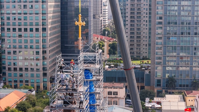 VIDEO: Cận cảnh thánh giá nặng 400kg trên đỉnh Nhà thờ Đức Bà - Ảnh 2.