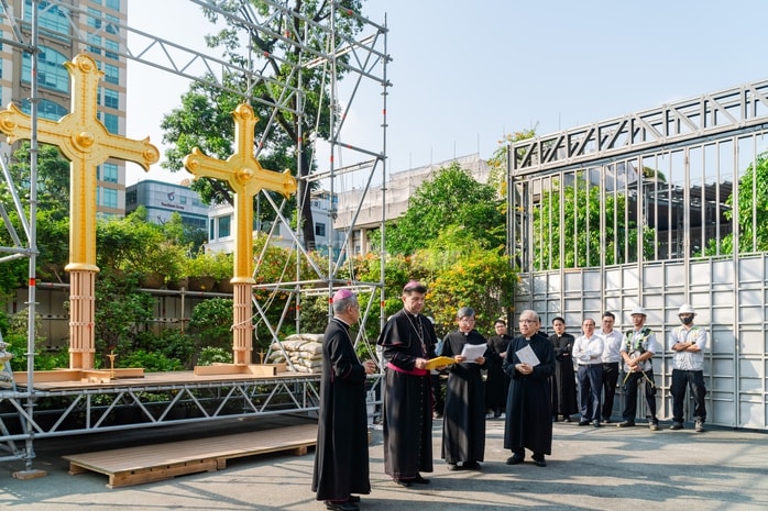 VIDEO: Cận cảnh thánh giá nặng 400kg trên đỉnh Nhà thờ Đức Bà - Ảnh 4.