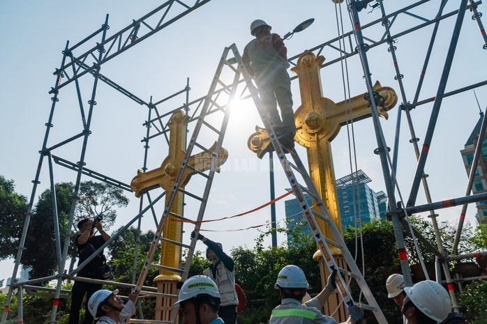 VIDEO: Cận cảnh thánh giá nặng 400kg trên đỉnh Nhà thờ Đức Bà - Ảnh 5.