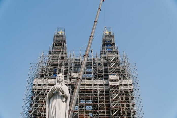 VIDEO: Cận cảnh thánh giá nặng 400kg trên đỉnh Nhà thờ Đức Bà - Ảnh 7.