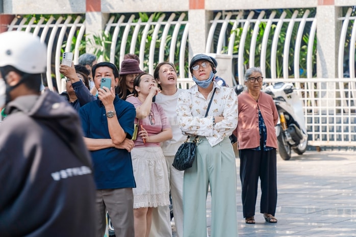 VIDEO: Cận cảnh thánh giá nặng 400kg trên đỉnh Nhà thờ Đức Bà - Ảnh 8.