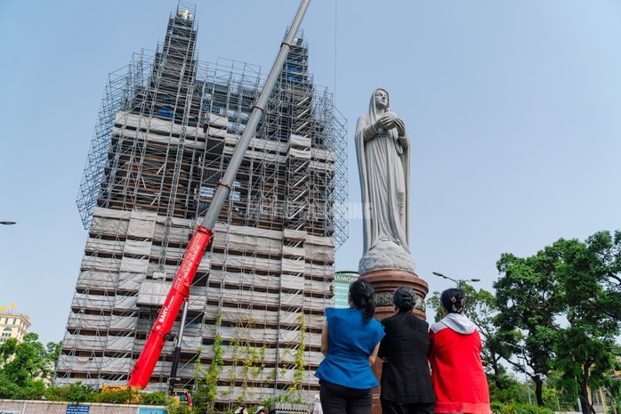 VIDEO: Cận cảnh thánh giá nặng 400kg trên đỉnh Nhà thờ Đức Bà - Ảnh 9.
