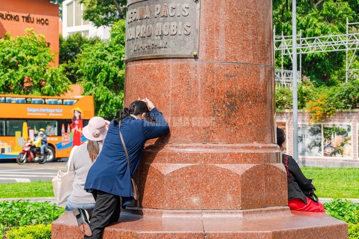 VIDEO: Cận cảnh thánh giá nặng 400kg trên đỉnh Nhà thờ Đức Bà - Ảnh 10.