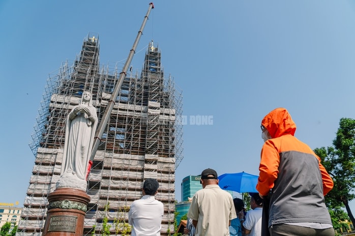 VIDEO: Cận cảnh thánh giá nặng 400kg trên đỉnh Nhà thờ Đức Bà - Ảnh 11.
