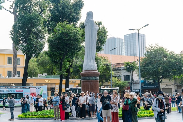 VIDEO: Cận cảnh thánh giá nặng 400kg trên đỉnh Nhà thờ Đức Bà - Ảnh 12.