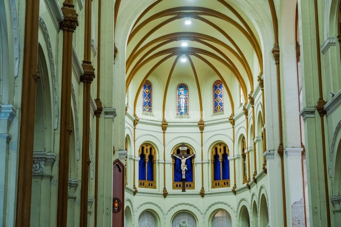 VIDEO: Cận cảnh thánh giá nặng 400kg trên đỉnh Nhà thờ Đức Bà - Ảnh 13.