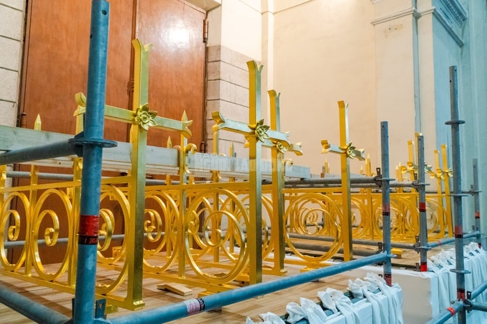 VIDEO: Cận cảnh thánh giá nặng 400kg trên đỉnh Nhà thờ Đức Bà - Ảnh 14.