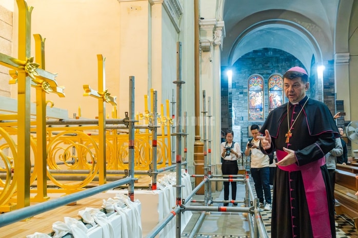 VIDEO: Cận cảnh thánh giá nặng 400kg trên đỉnh Nhà thờ Đức Bà - Ảnh 16.