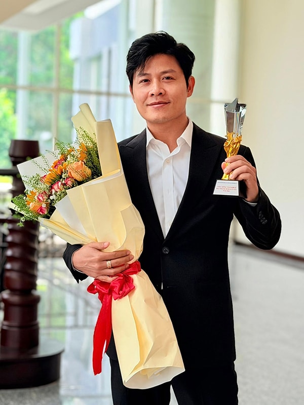 Tuổi ngoài 40, nhạc sĩ Nguyễn Văn Chung có hành trình làm bố đơn thân kiên cường và đầy yêu thương- Ảnh 1. Tuổi ngoài 40, nhạc sĩ Nguyễn Văn Chung có hành trình làm bố đơn thân kiên cường và đầy yêu thương- Ảnh 1.