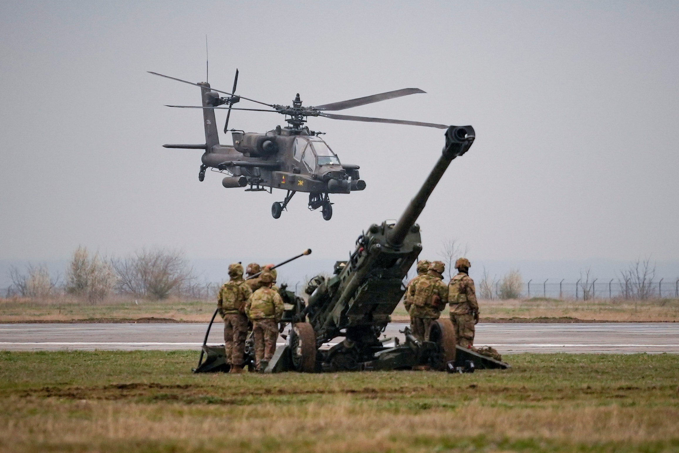 Trực thăng tấn công Apache của Sư đoàn Dù 101 Mỹ trong cuộc diễn tập tại căn cứ không quân Mihail Kogalniceanu, gần cảng Constanta bên bờ Biển Đen, Romania, ngày 31/3/2023. (Ảnh: AP/Vadim Ghirda)