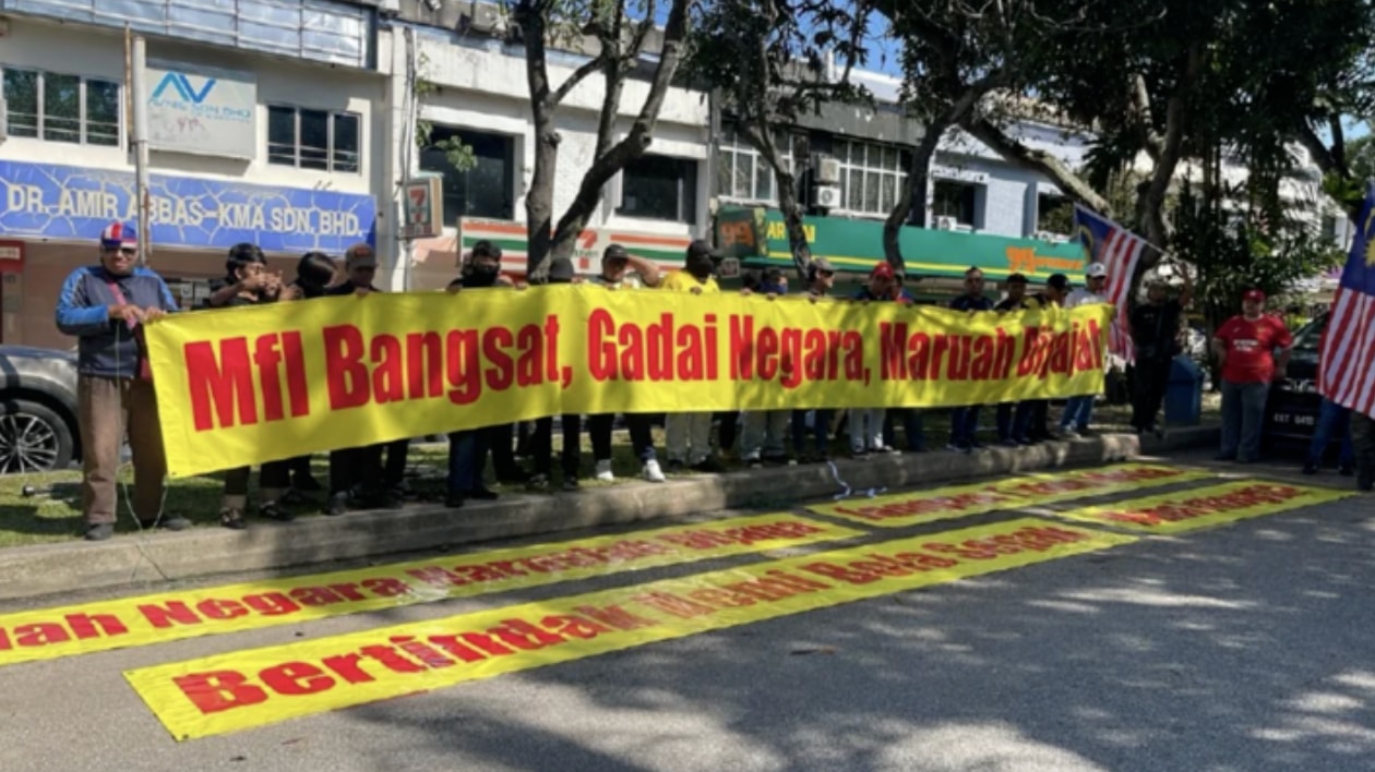 Cổ động viên tụ tập biểu tình ôn hoà trước trụ sở Liên đoàn Bóng đá Malaysia (FAM). (Nguồn: BH Online)