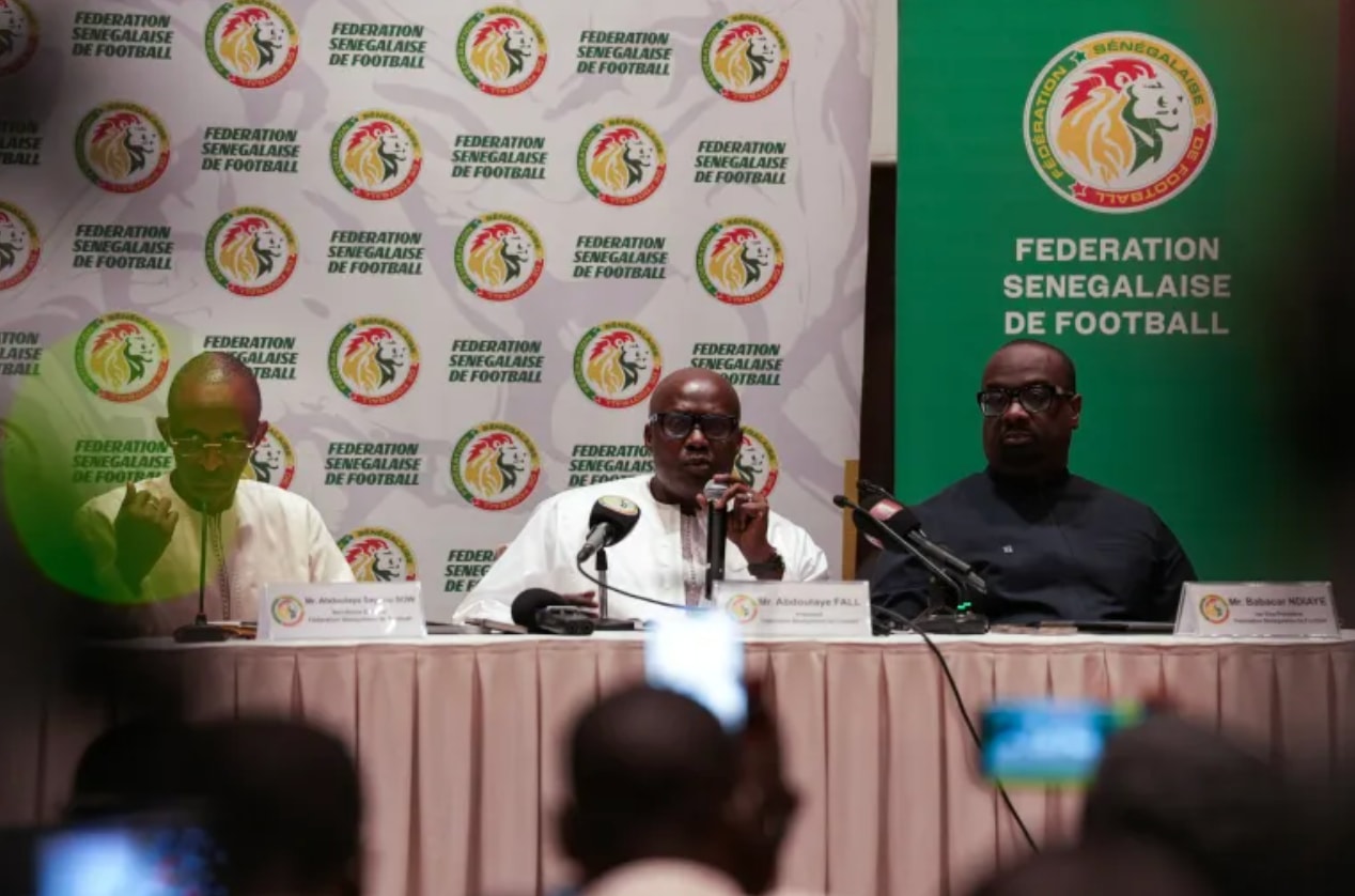 Chủ tịch Liên đoàn bóng đá Senegal, ông Abdoulaye Fall, phát biểu trong một cuộc họp báo. (Nguồn: Al Jazeera)