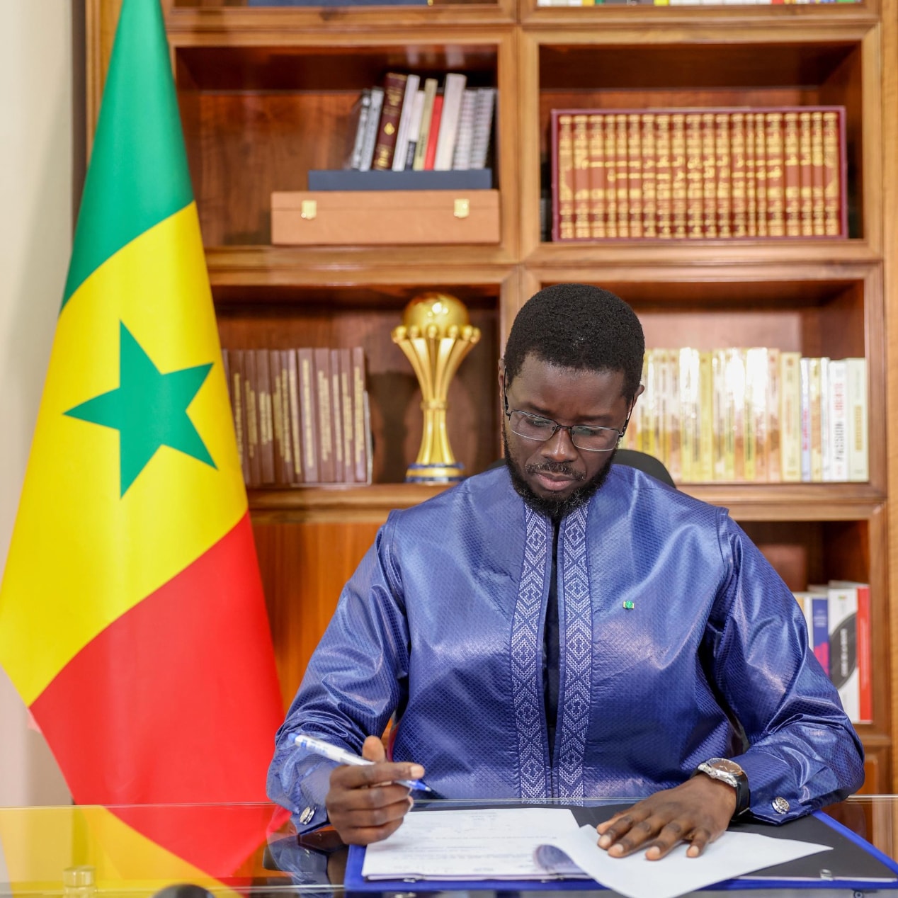 Tổng thống Senegal Bassirou Diomaye Faye xuất hiện trong văn phòng bên cạnh chiếc cúp AFCON. (Nguồn: Bassirou Diomaye Faye/Facebook)