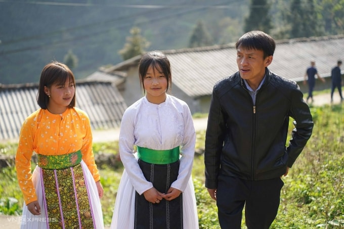 Thầy Co cùng Vàng (áo trắng) và Mai. Ảnh: Hoàng Giang