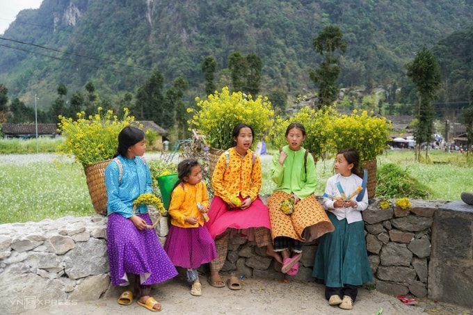 Những đứa trẻ ca hát bên ngoài điểm du lịch Nhà của Pao. Ảnh: Hoàng Giang