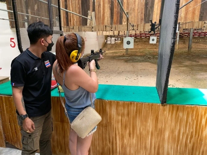 Du khách trải nghiệm bắn súng đạn thật tại trường bắn ở Phuket. Ảnh: Paul Birkett