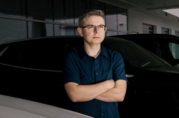 Tomi Mikula, 33 tuổi, sống tại Bắc Carolina, hiện hành nghề mặc cả ôtô thuê. Ảnh: Angela Owens/WSJ