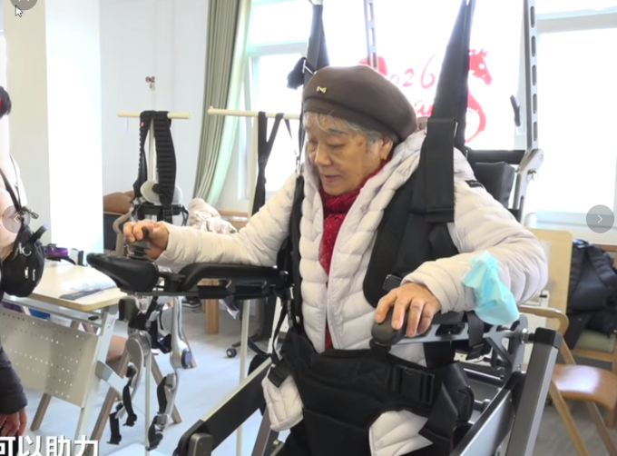 Robot massage và châm cứu cung cấp liệu pháp vật lý chuyên nghiệp trong lĩnh vực chăm sóc sức khỏe và sắc đẹp. Ảnh: Báo Thanh niên Bắc Kinh