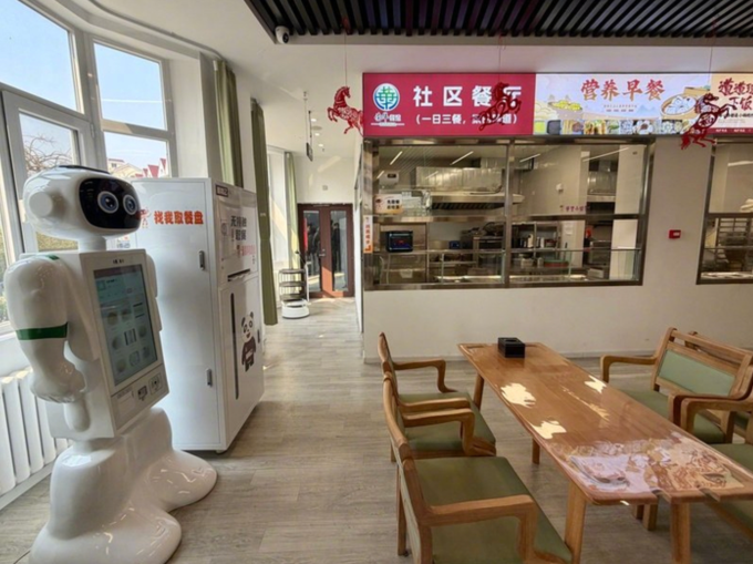 Khu vực ăn uống được trang bị robot tự động hóa hoàn toàn và thông minh trong toàn bộ quy trình phục vụ. Ảnh: Đài phát thanh giao thông Bắc Kinh