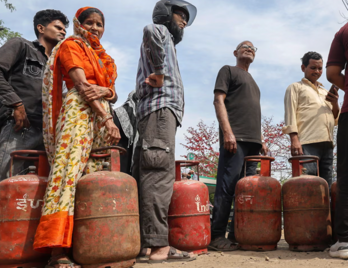 Người dân xếp hàng chờ bơm gas ở New Delhi, Ấn Độ. Ảnh: Guardian